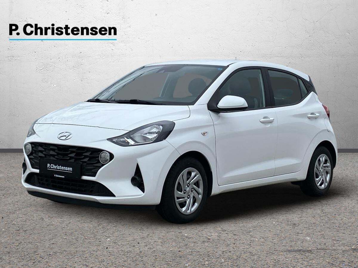 Hvid Hyundai i10 fra 2022 set udefra