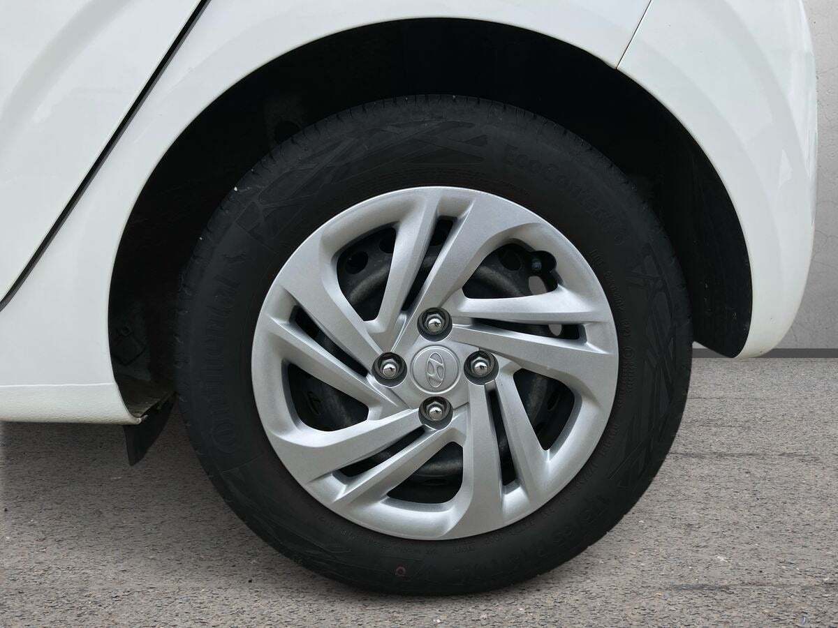 Hvid Hyundai i10 fra 2022