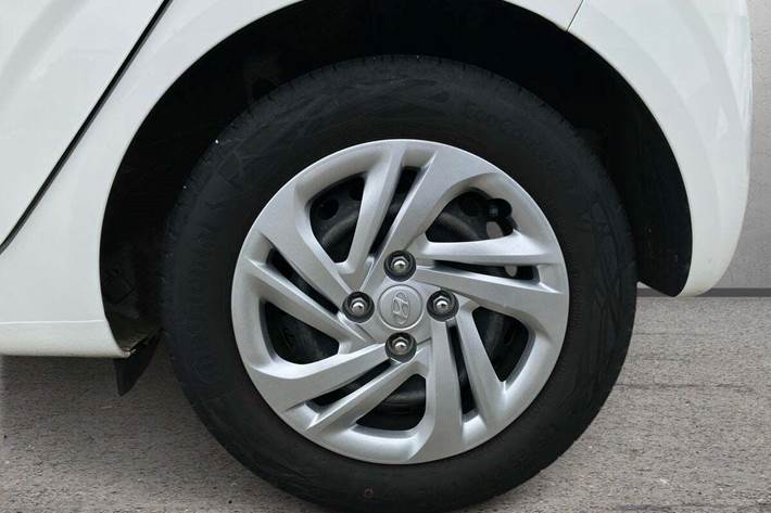 Hvid Hyundai i10 fra 2022