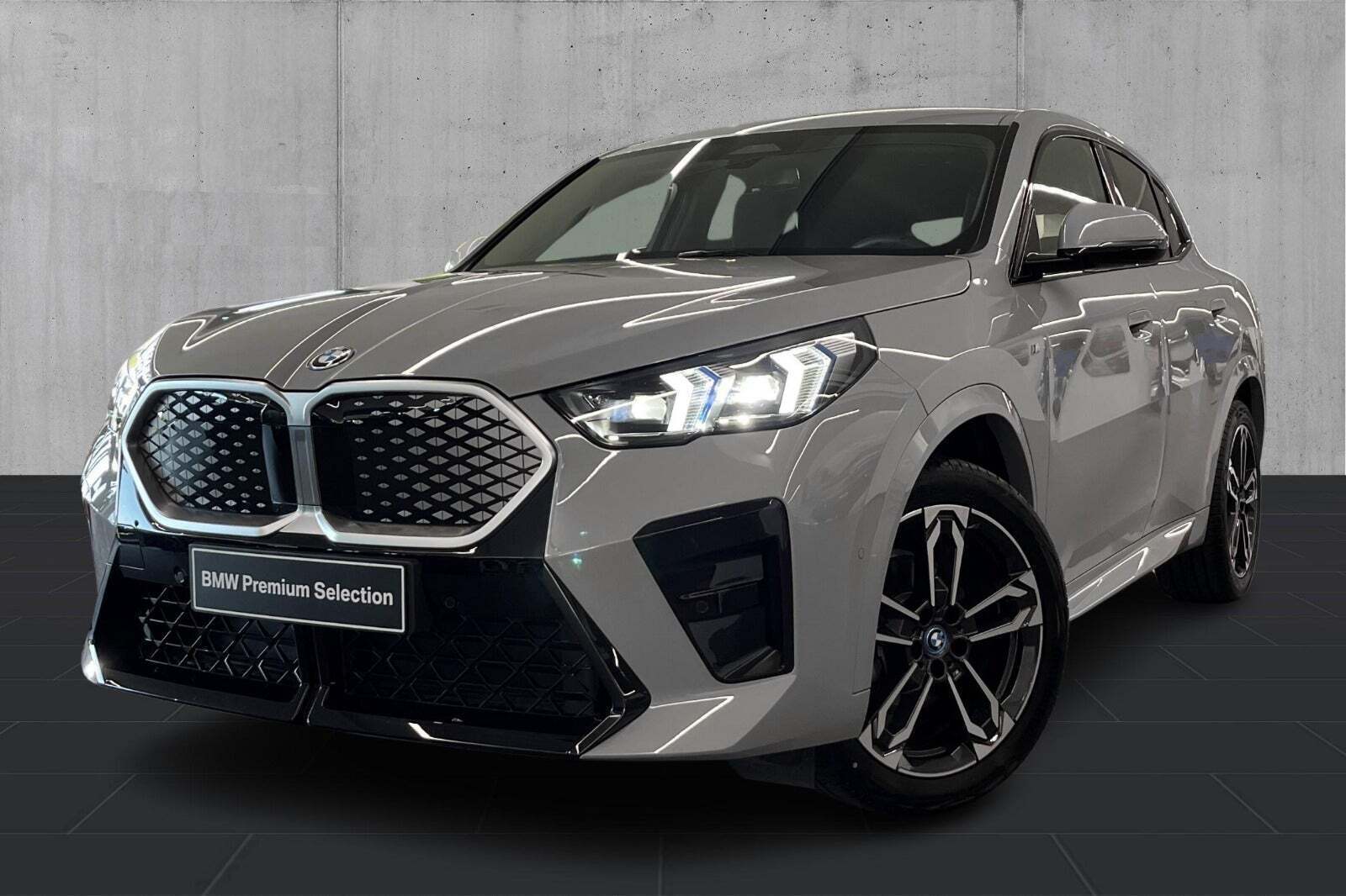 Grå BMW iX2 fra 2024 set udefra