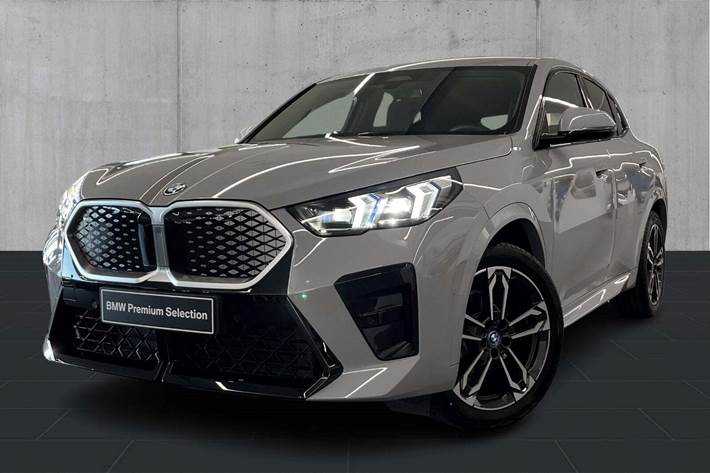 Grå BMW iX2 fra 2024 set udefra