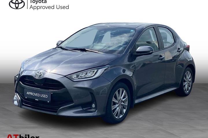Sort Toyota Yaris fra 2023 set udefra