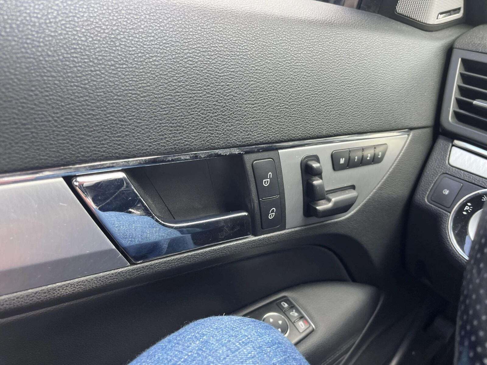 Sort Mercedes E350 fra 2010 set indefra