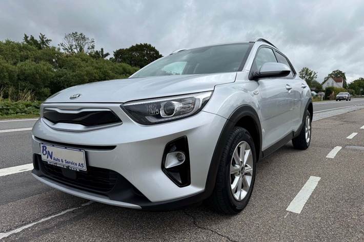 Sølv Kia Stonic fra 2018 set udefra