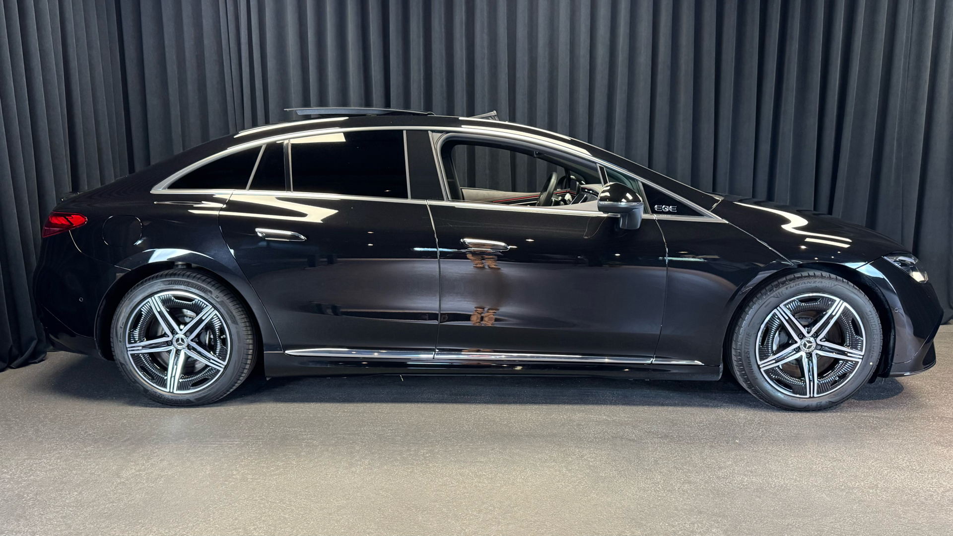 Sort Mercedes EQE 350 fra 2024