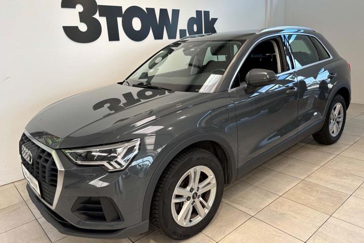 Grå Audi Q3 fra 2021 set udefra