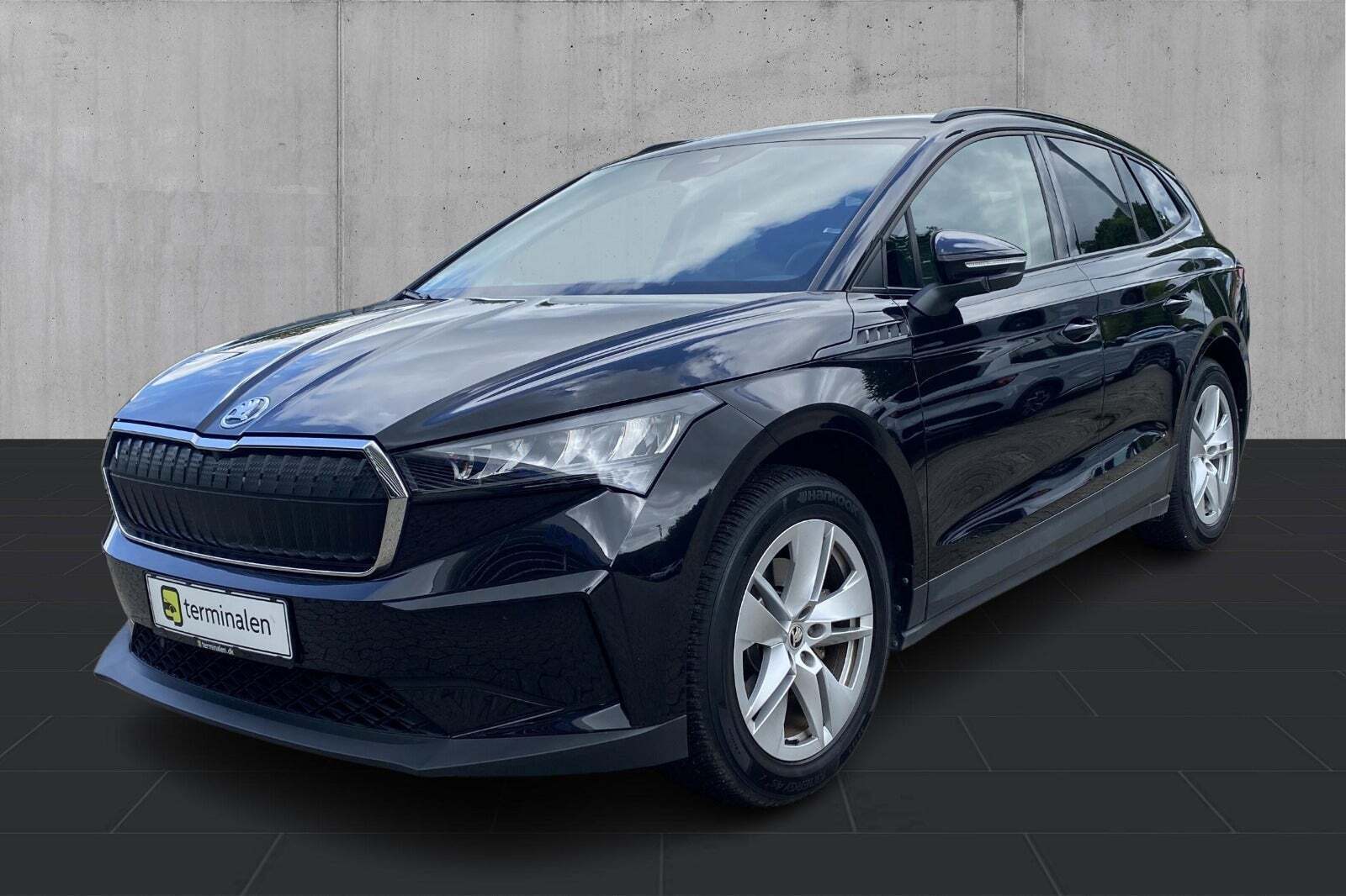 Sort Skoda Enyaq fra 2023 set udefra