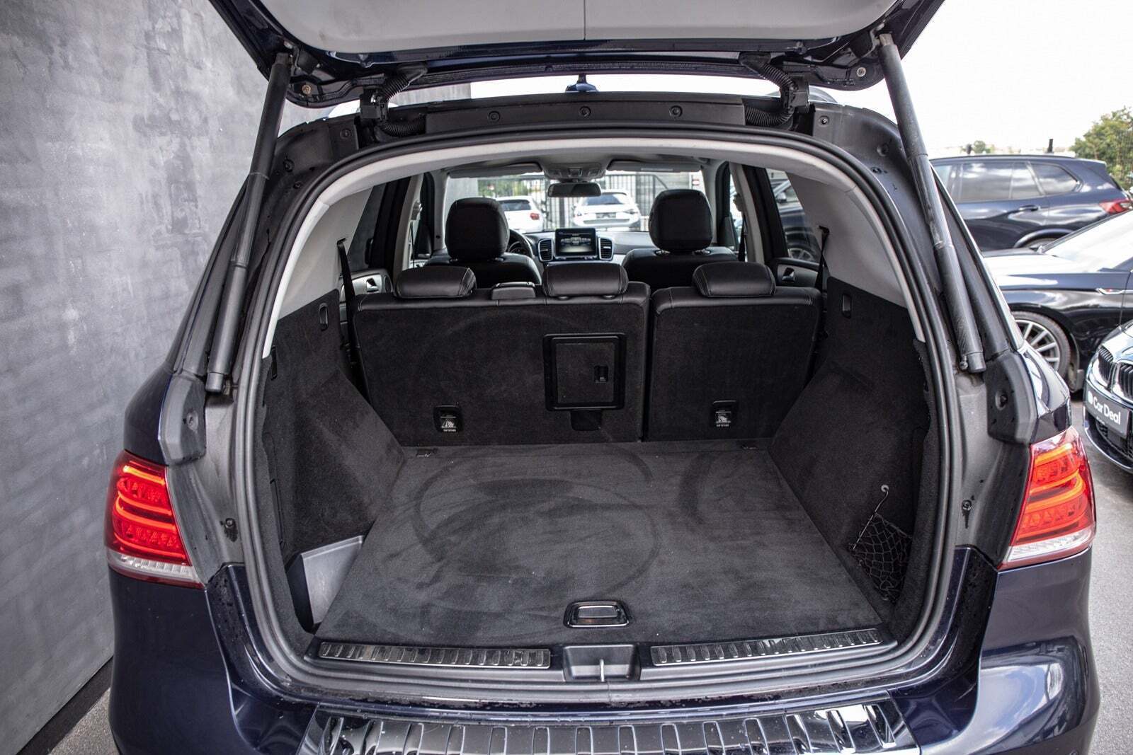 Blå Mercedes GLE350 d fra 2016