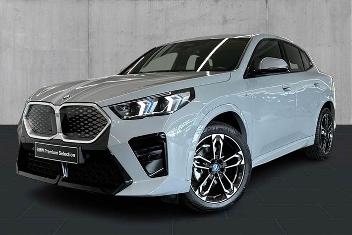 Grå BMW iX2 fra 2024 set udefra