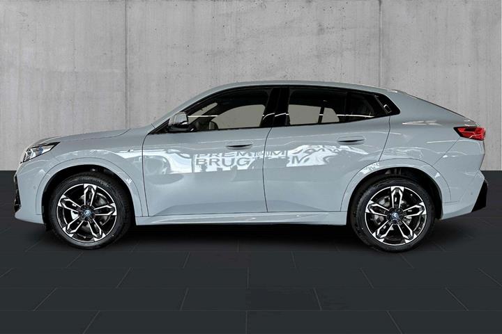 Grå BMW iX2 fra 2024