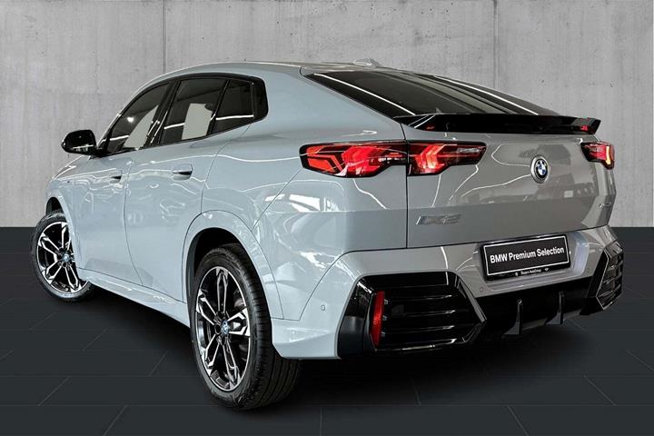 Grå BMW iX2 fra 2024