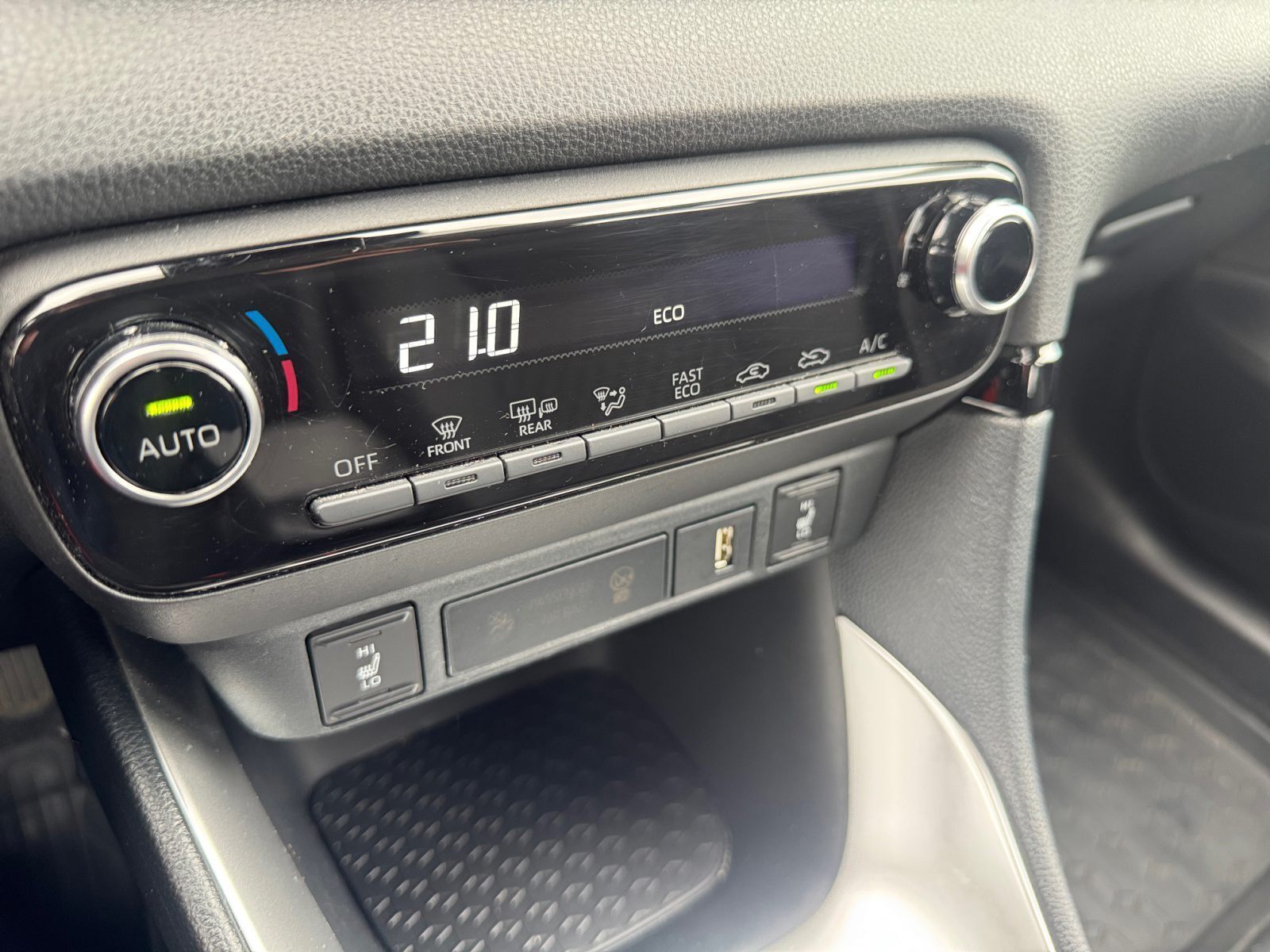 Hvid Toyota Yaris fra 2024