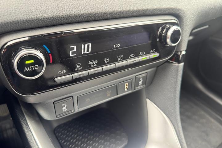 Hvid Toyota Yaris fra 2024