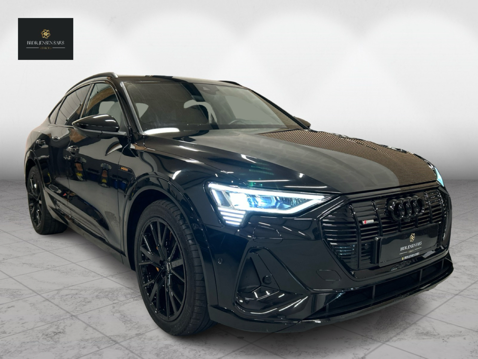 Sort Audi e-tron fra 2022 set udefra