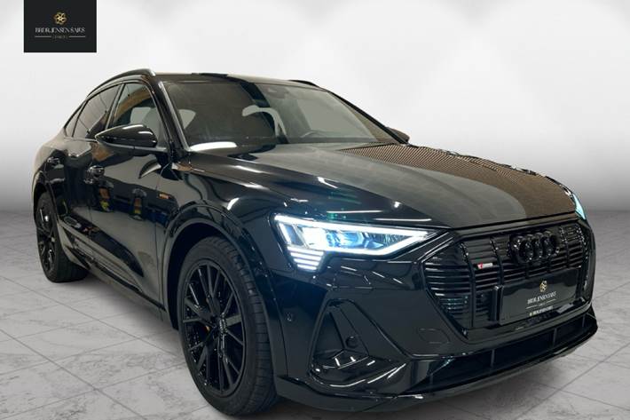 Sort Audi e-tron fra 2022 set udefra