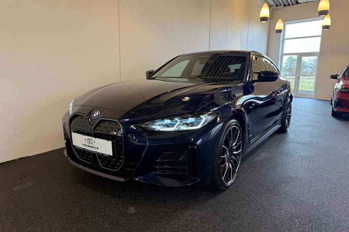 Blå BMW i4 fra 2024 set udefra