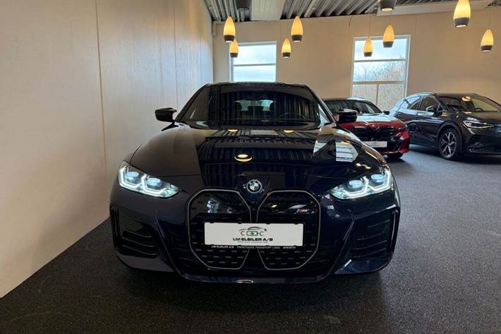 Blå BMW i4 fra 2024