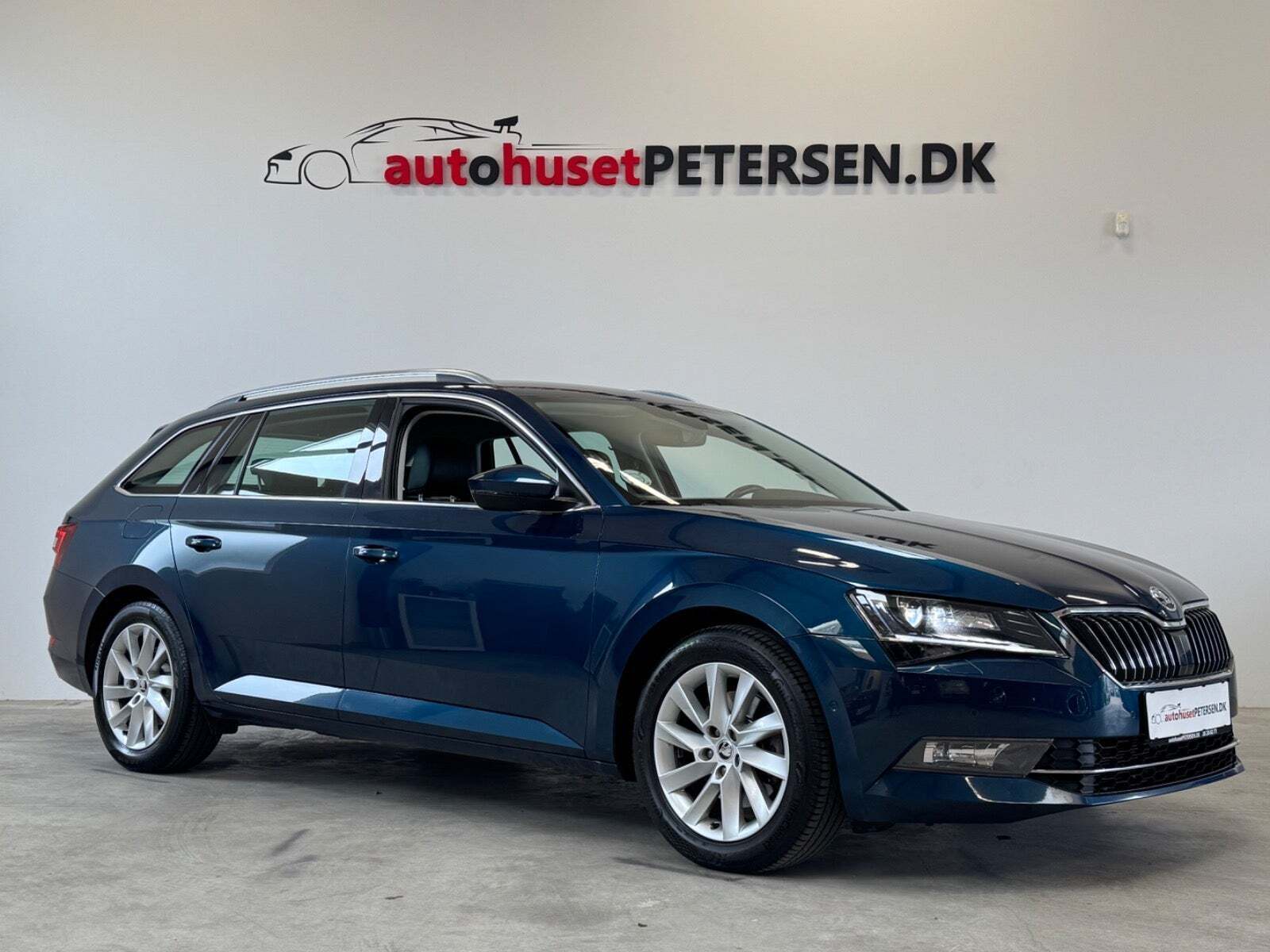 Blå Skoda Superb fra 2019 set udefra
