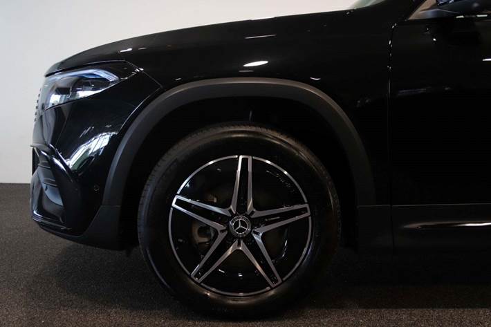 Sort Mercedes EQB300 fra 2024