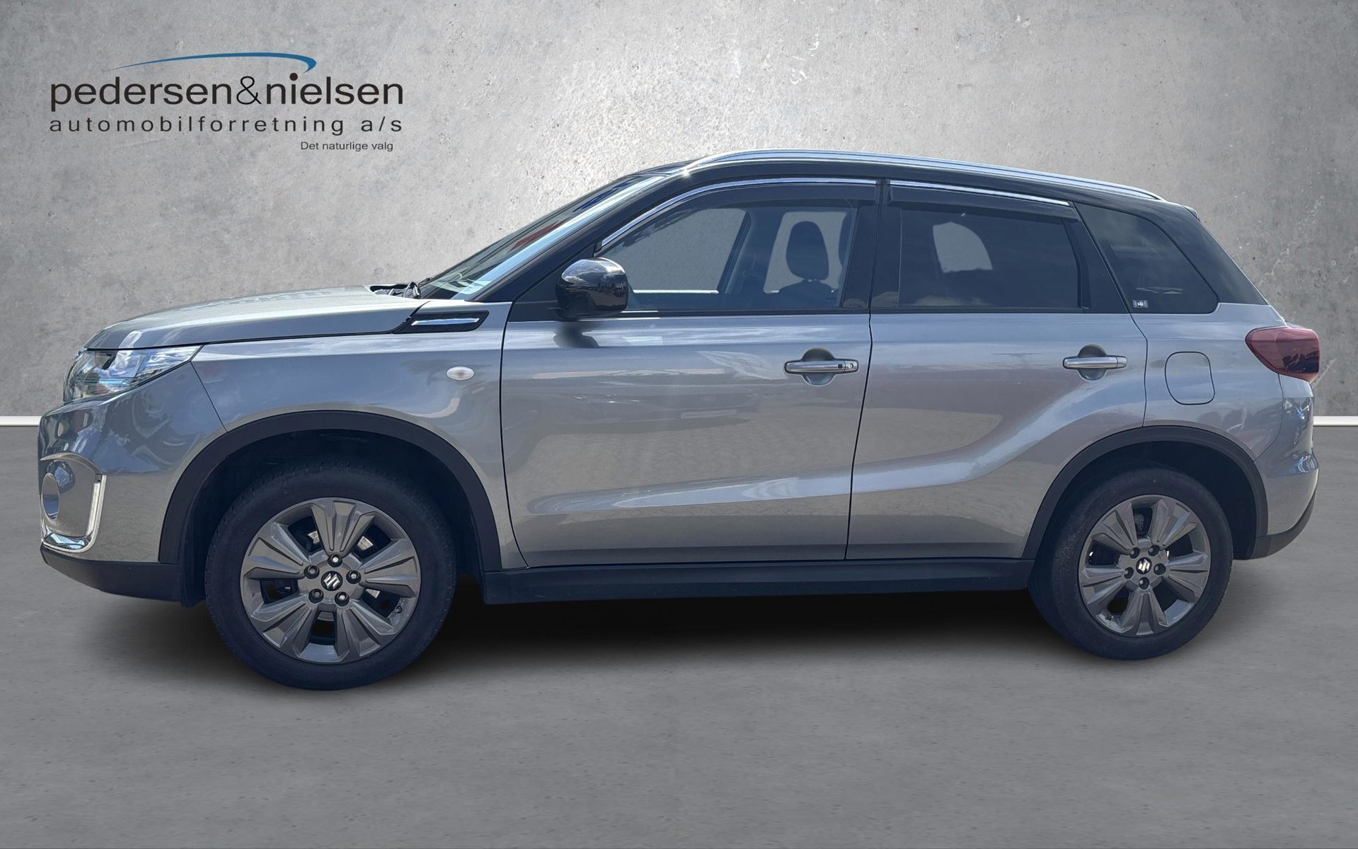 Grå Suzuki Vitara fra 2022