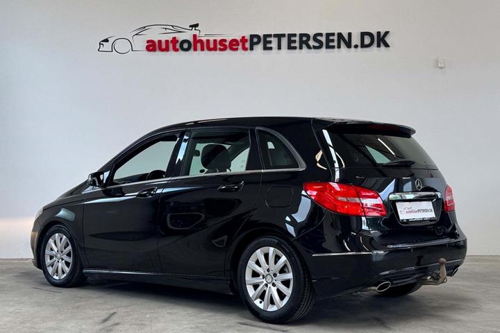 Sort Mercedes B180 fra 2013