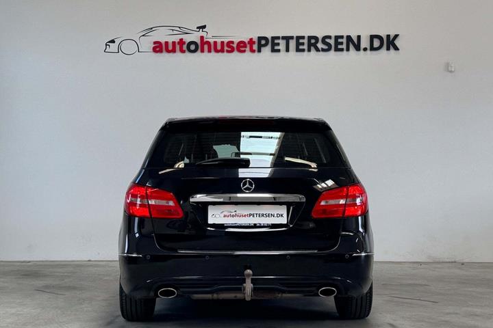 Sort Mercedes B180 fra 2013
