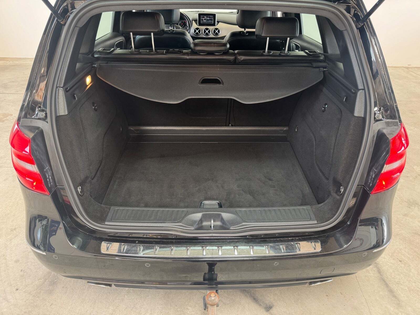 Sort Mercedes B180 fra 2013 set indefra