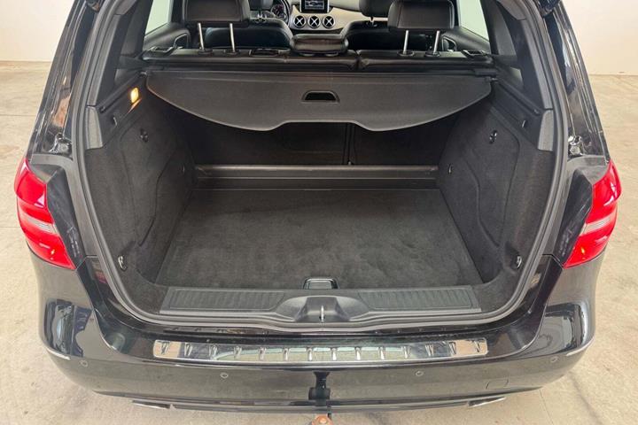 Sort Mercedes B180 fra 2013 set indefra