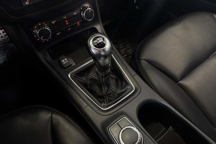 Sort Mercedes B180 fra 2013