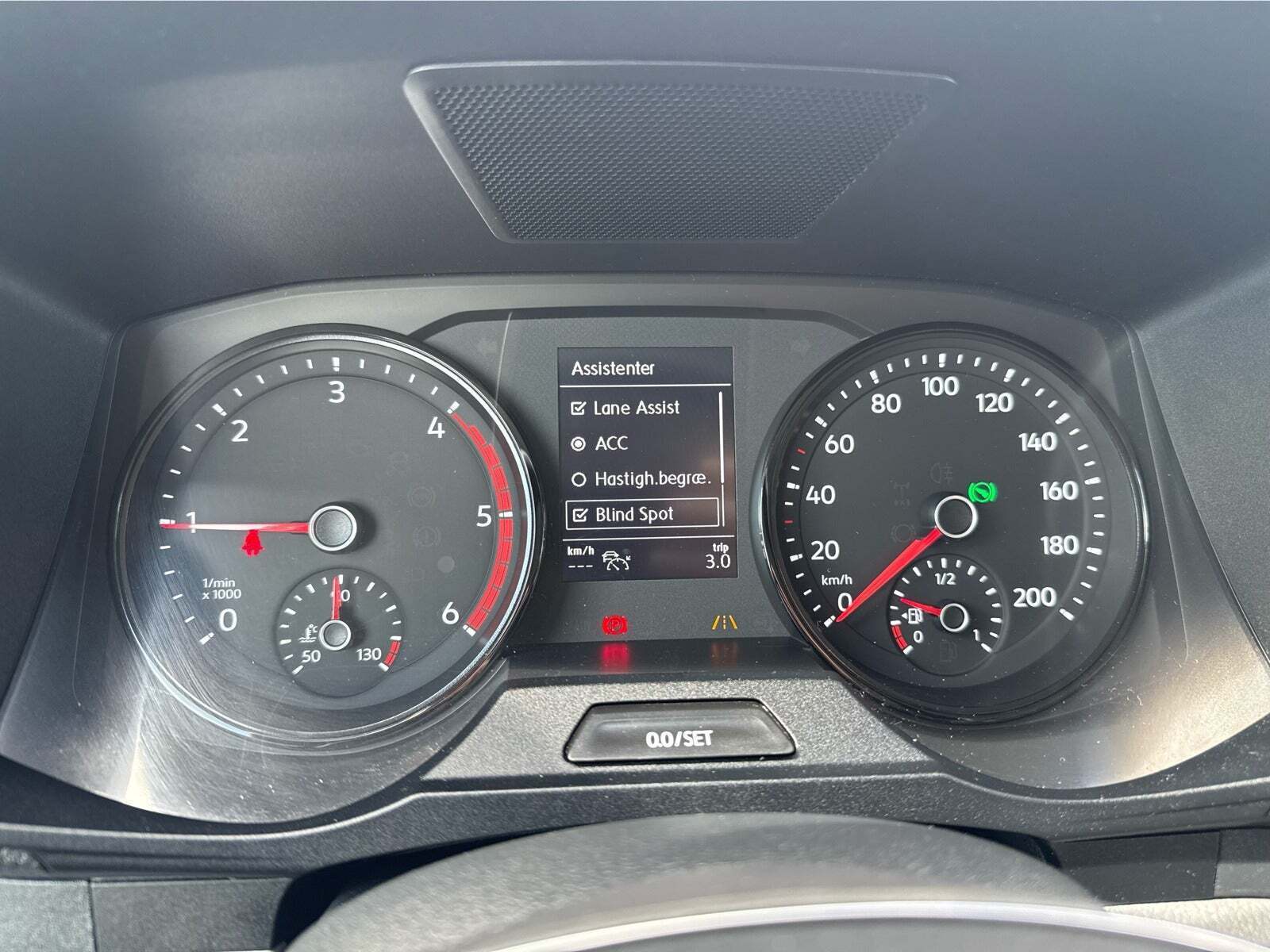 Hvid VW Crafter 35 fra 2024 set indefra