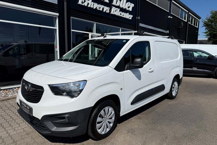 Hvid Opel Combo fra 2019 set udefra