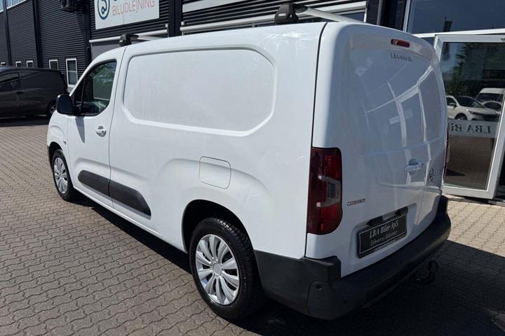 Hvid Opel Combo fra 2019 set udefra