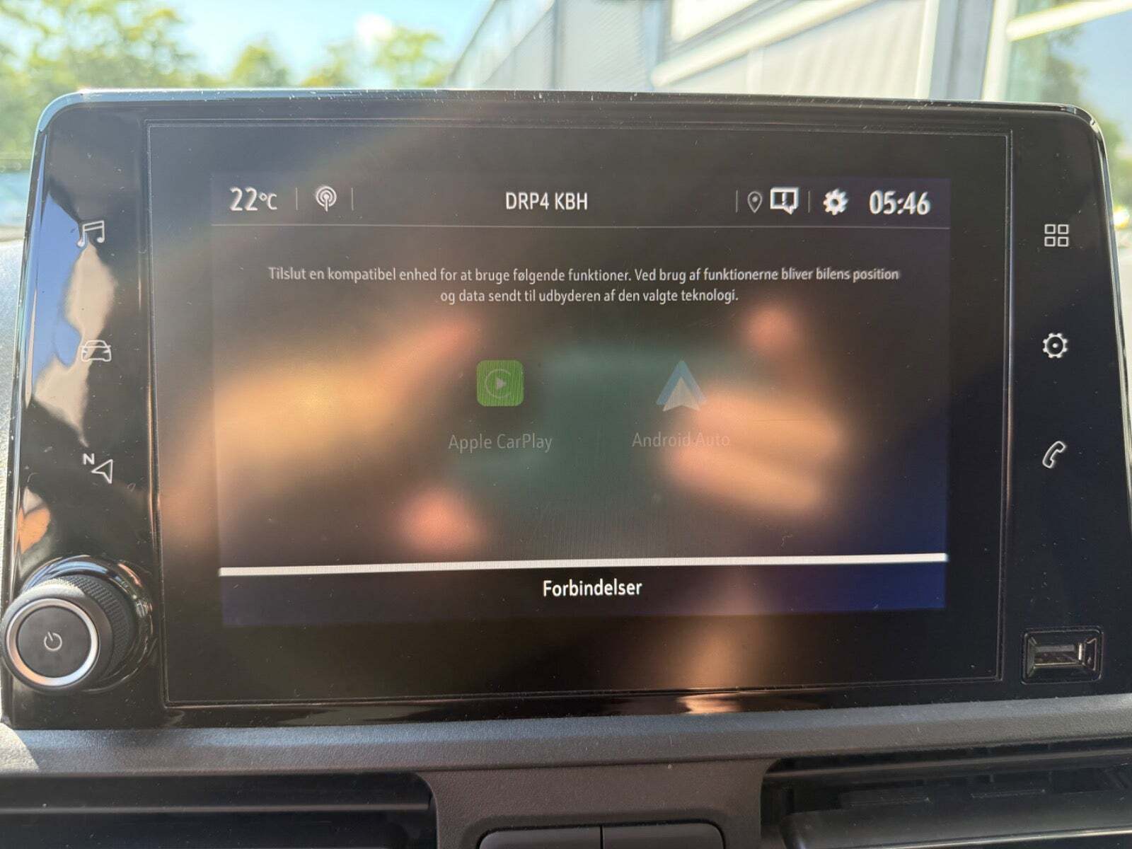 Hvid Opel Combo fra 2019 set indefra