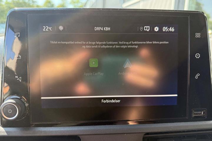 Hvid Opel Combo fra 2019 set indefra