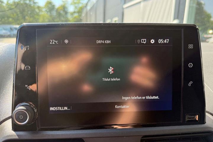Hvid Opel Combo fra 2019 set indefra