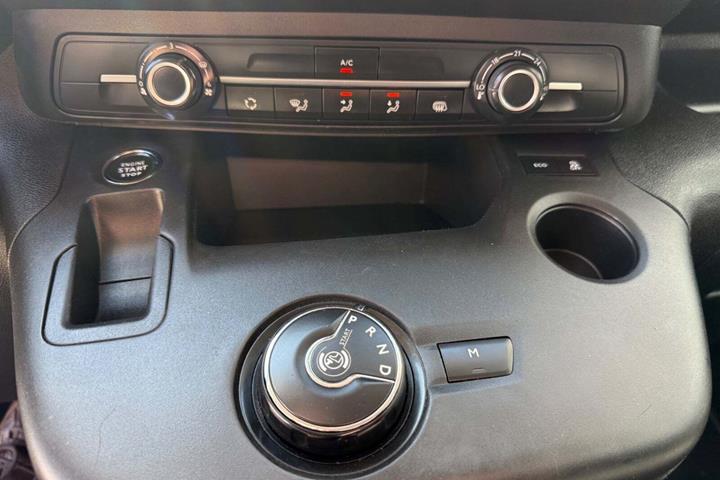Hvid Opel Combo fra 2019 set indefra