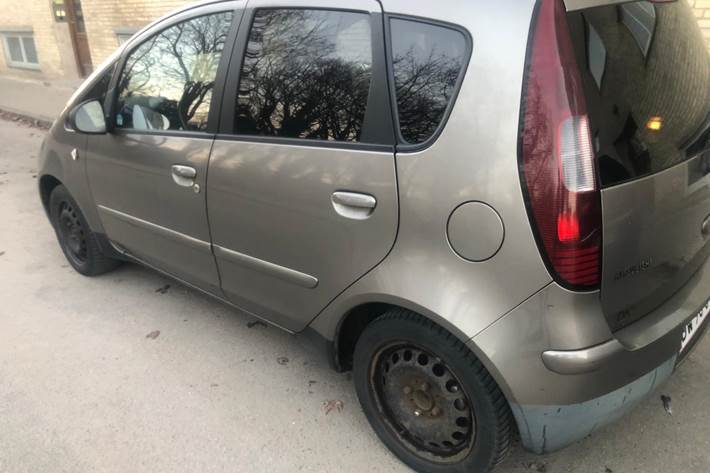 Brun Mitsubishi Colt fra 2007