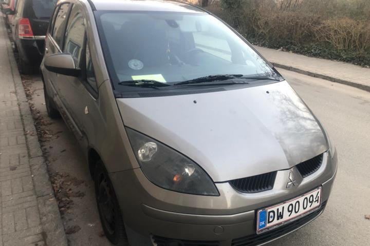 Brun Mitsubishi Colt fra 2007