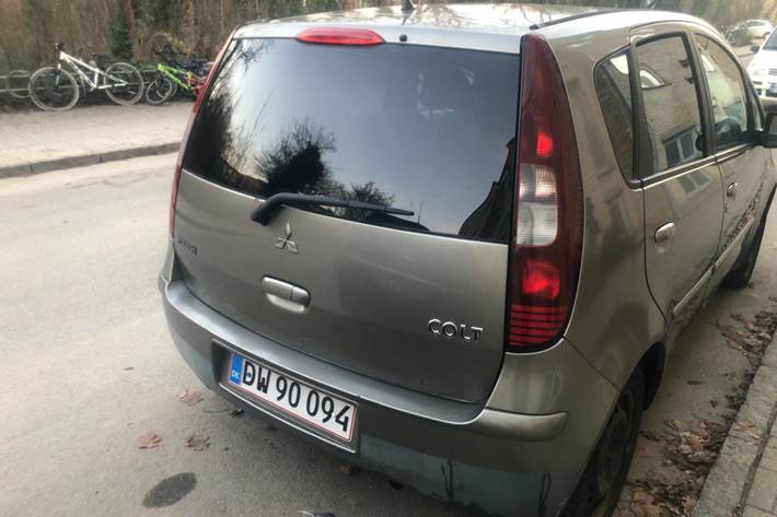 Brun Mitsubishi Colt fra 2007