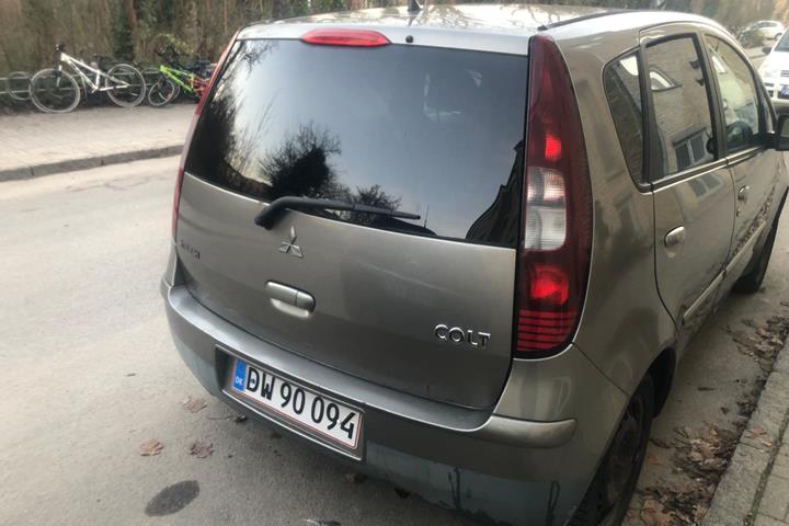 Brun Mitsubishi Colt fra 2007