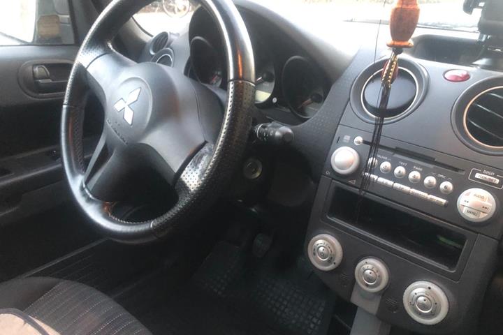 Brun Mitsubishi Colt fra 2007