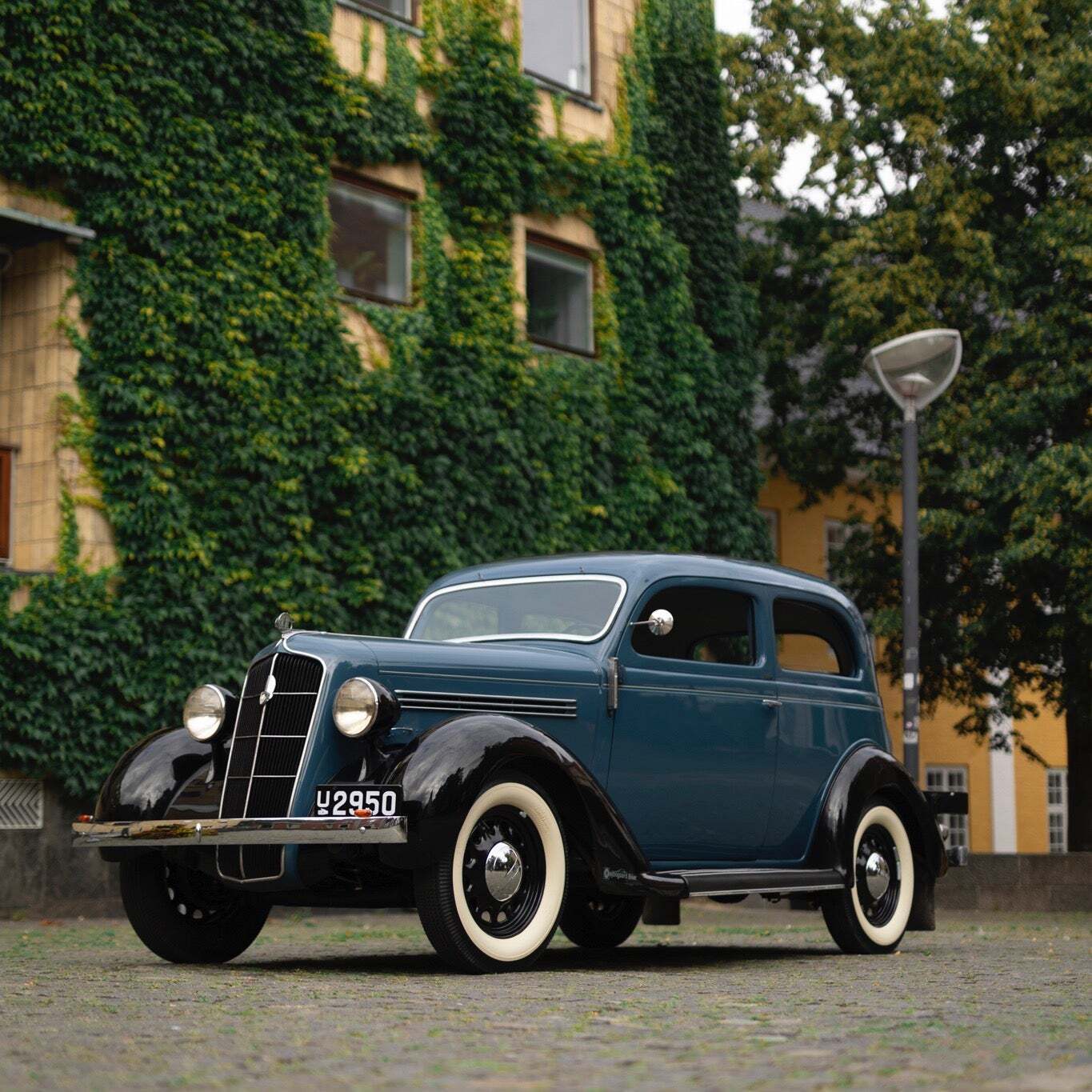 Blå Plymouth Touring Sedan fra 1936 set udefra