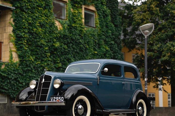 Blå Plymouth Touring Sedan fra 1936 set udefra