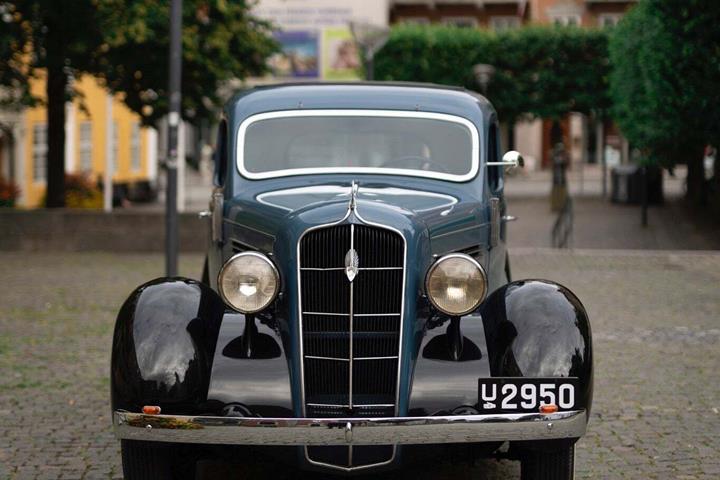 Blå Plymouth Touring Sedan fra 1936 set udefra