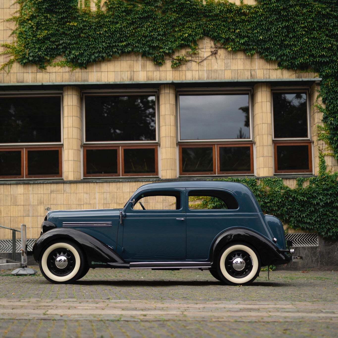 Blå Plymouth Touring Sedan fra 1936 set udefra