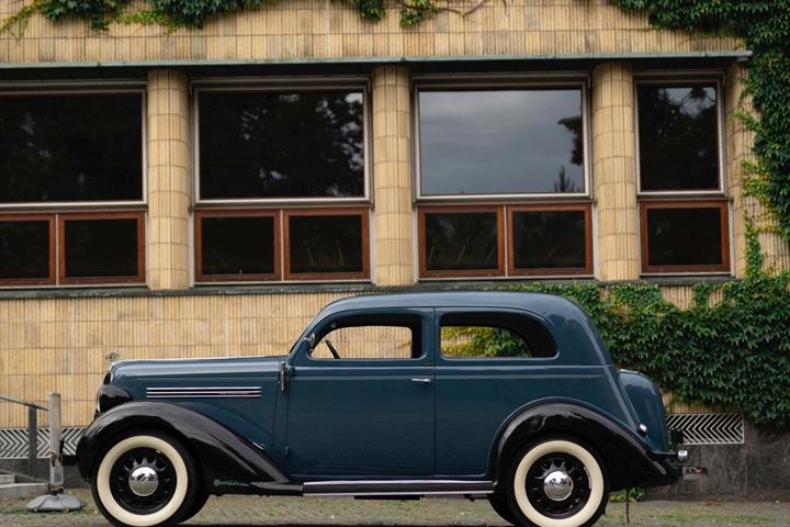 Blå Plymouth Touring Sedan fra 1936 set udefra