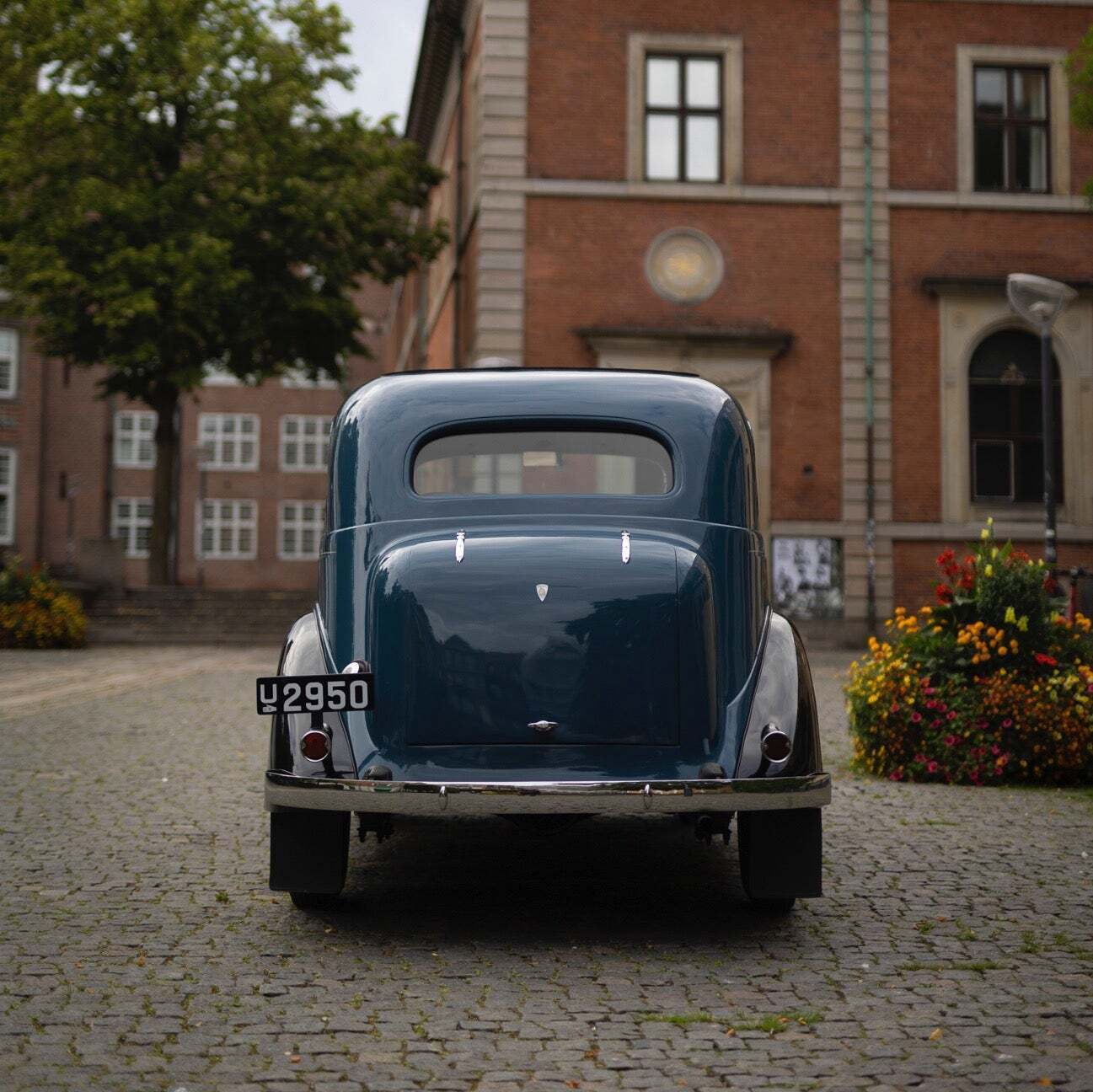 Blå Plymouth Touring Sedan fra 1936 set udefra
