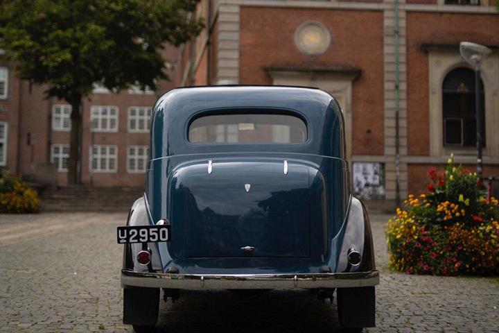 Blå Plymouth Touring Sedan fra 1936 set udefra