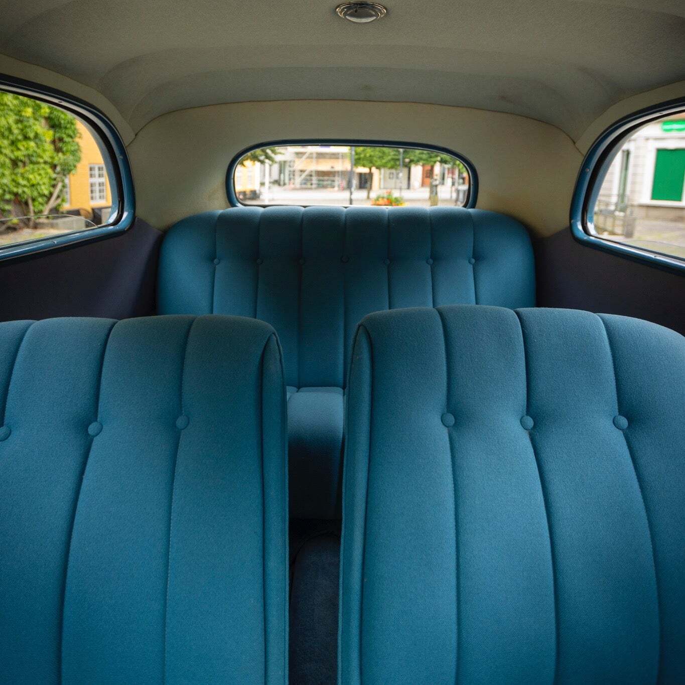 Blå Plymouth Touring Sedan fra 1936 set indefra