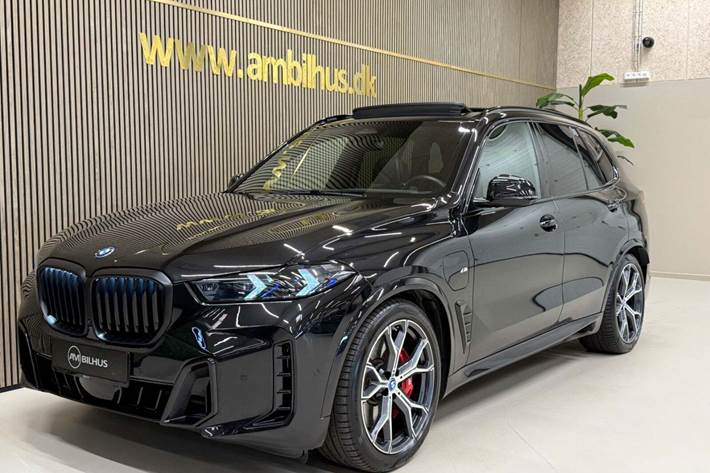 Sort BMW X5 fra 2025 set udefra